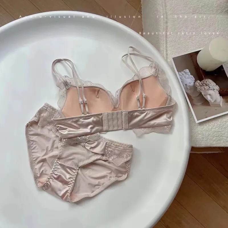 Set Pakaian Dalam Lateks Satin Renda Seksi Setelan Lingerie Payudara Kecil Nyaman Bersirkulasi Katun Tipis Setelan Bra Punggung Intim Cantik