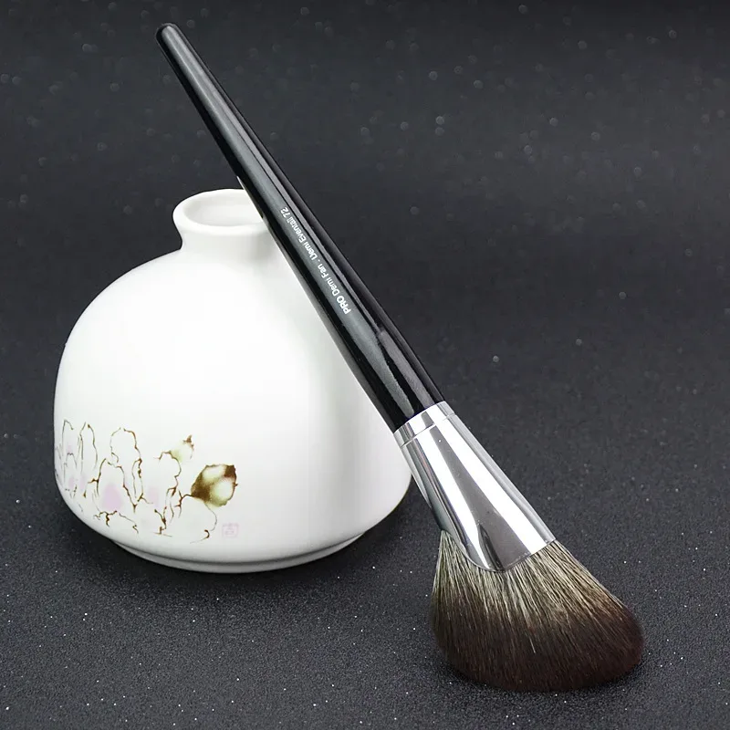 1 piece Pro Demi Fan Makeup brushes Face powder contour #72 Make up brush Bronzer Sculpting wood handle
