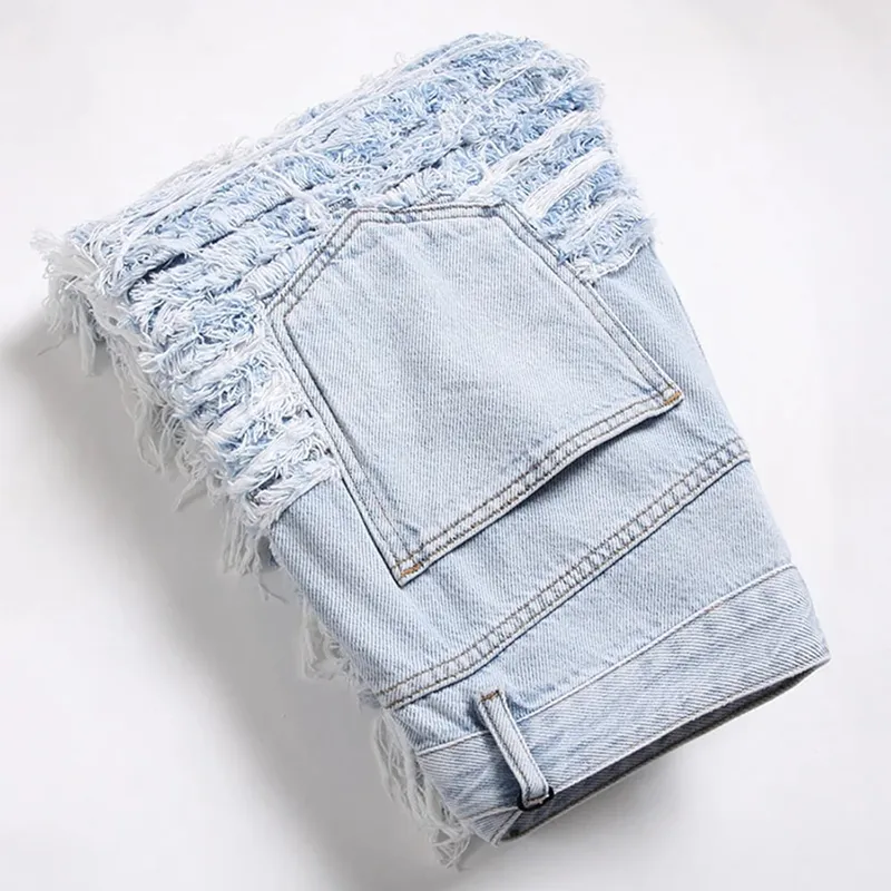 Heren lichtblauwe denim jeans met franjes, gescheurd, verdrietig, vernietigd, streetwear broek met patches, patchwork, loszittende broek