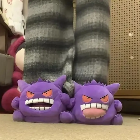 Novo gengar anime figura chinelos de pelúcia engraçado língua para fora design sola macia bonito aconchegante inverno quente interior casal casa chinelos brinquedo