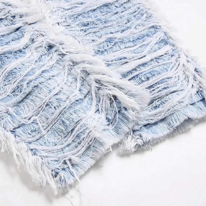 Heren lichtblauwe denim jeans met franjes, gescheurd, verdrietig, vernietigd, streetwear broek met patches, patchwork, loszittende broek