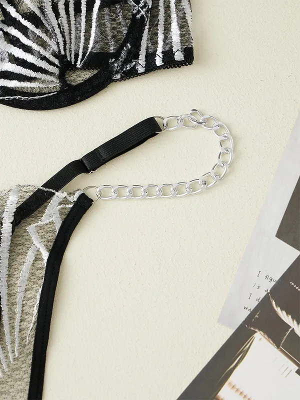 Nuovo seducente set di reggiseno e slip in pizzo con dettaglio di catena in metallo e set perizoma abbinato per la collezione di lingerie intima da donna — image 4