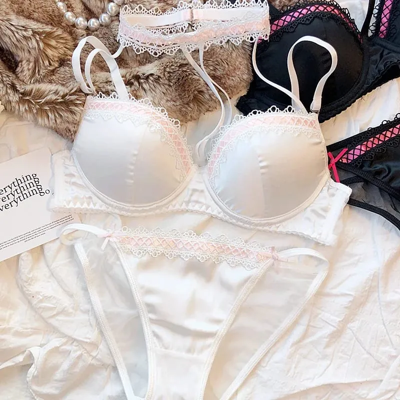 Lolita français pur désir Sexy dentelle Satin épice fille soutien-gorge petite poitrine rassemblement licou creux ensemble de sous-vêtements doux à armatures