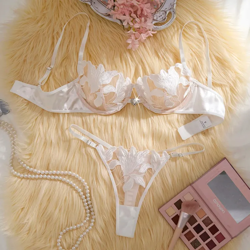 White Embroidered Print Pajama Set - A Set Featuring A Floral Design Suitable for Women A sexy Bra ZA824031