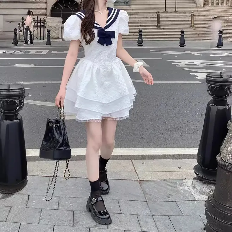 Vestido corto con cuello de marinero blanco para mujer, vestido azul marino con lazo, manga de burbuja, volantes escalonados, estilo lindo e informal