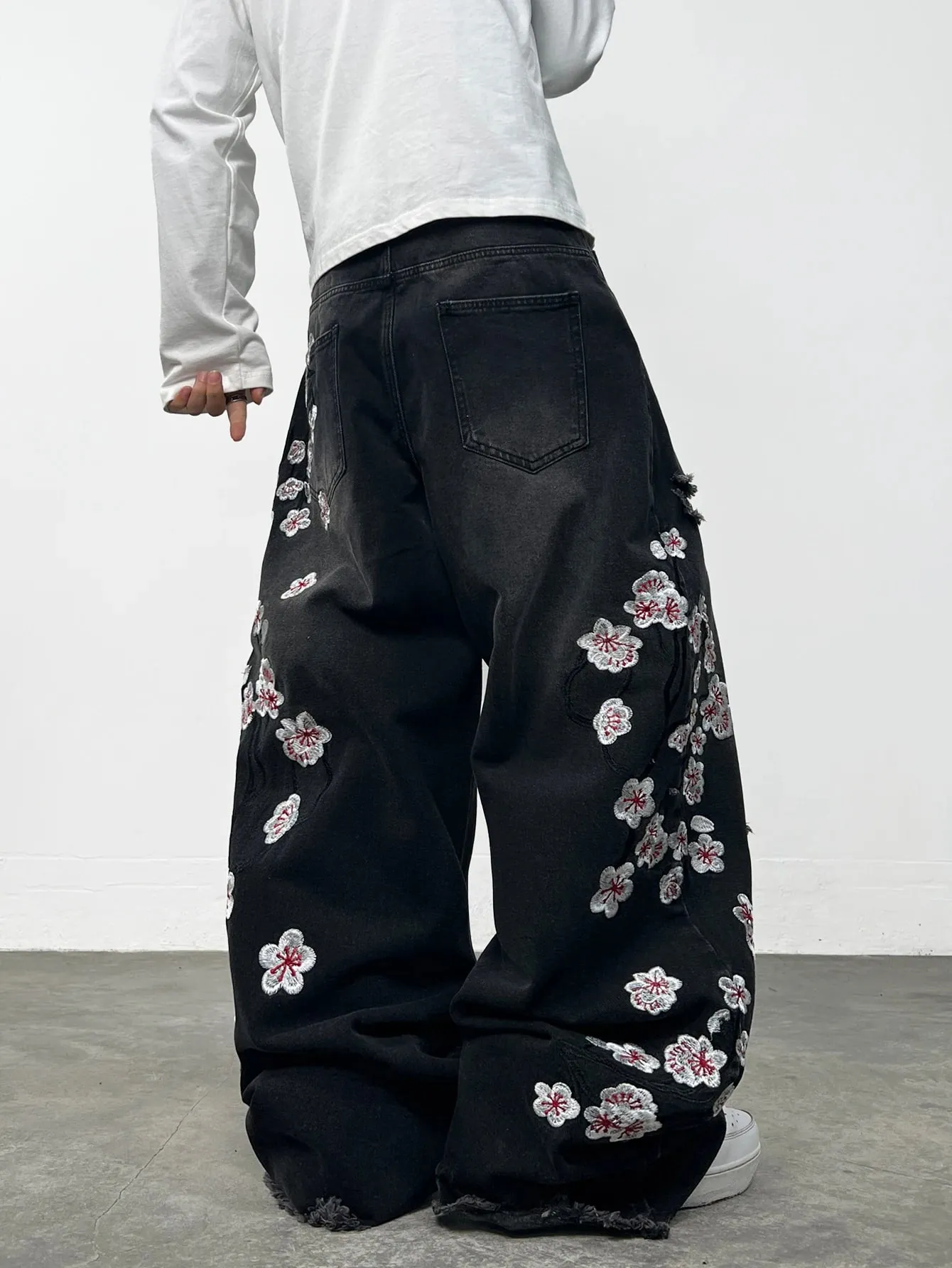 American Retro Floral Embroidery Ripped Design Black Men's Loose Jeans Washed Y2K Street Style Versatile Pants