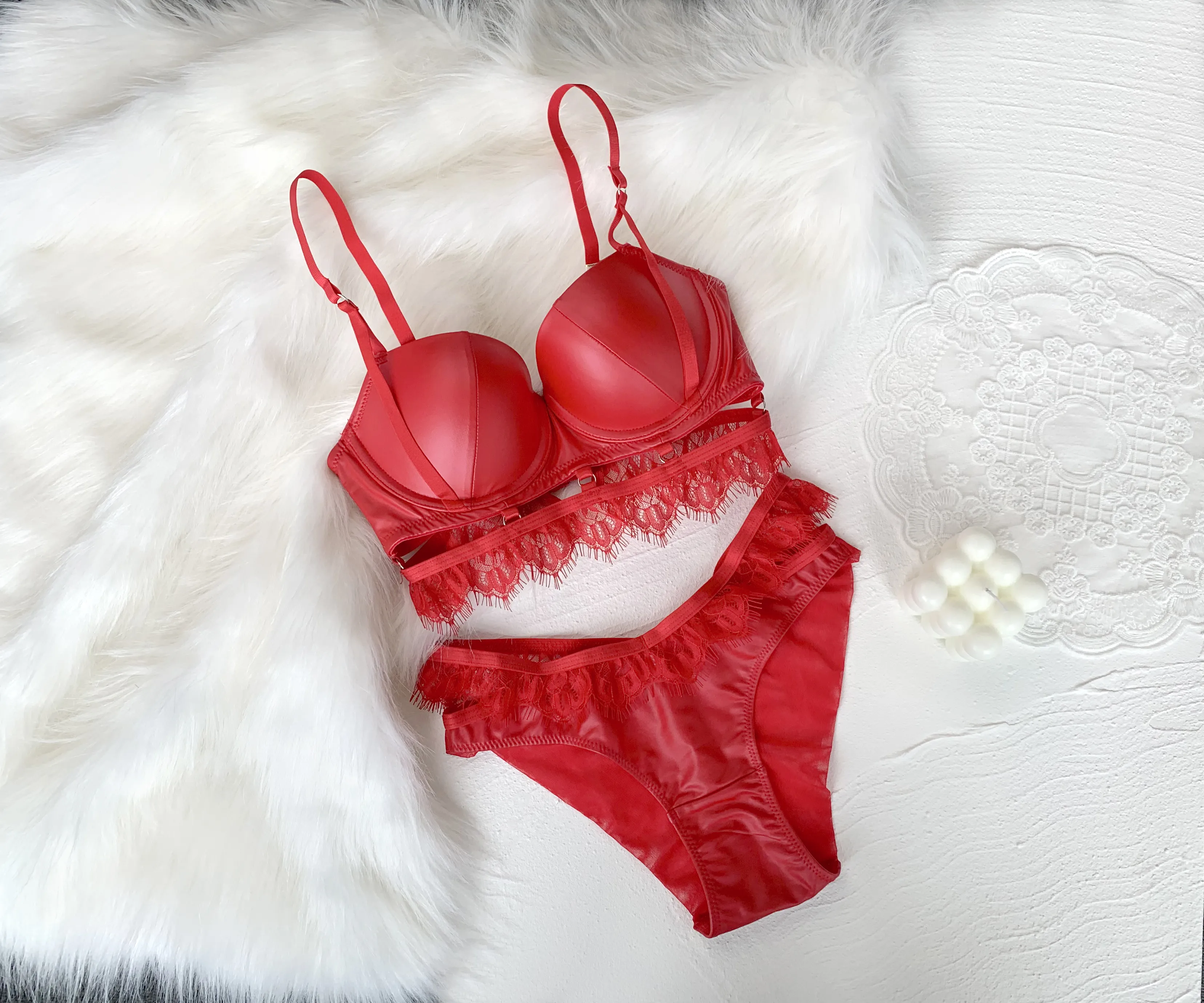 セクシーなプッシュアップブラセット光沢のあるレザーブラジャーとパンティセット下着パッド入りレース中空アウトツーピースランジェリーセット