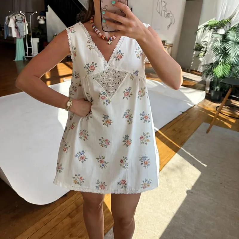 Combhasaki Women Summer Y2K Mini Tank Dress Sleeveless Lace Trim Deep V Neck Trendy Floral Eyelet Beach Loose Fit Short Sundress
