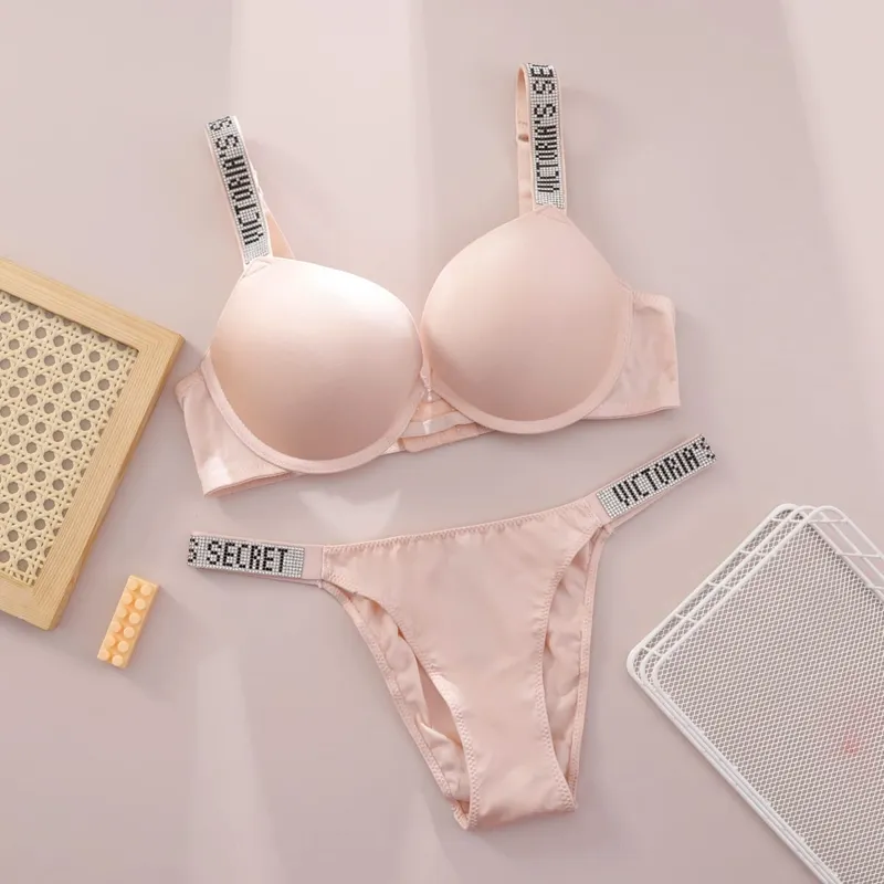 Nuovo set di lingerie in pizzo V Reggiseno e slip Set reggiseno e slip sexy da donna Comodo push up Shapewear regolabile imbottito raccolto