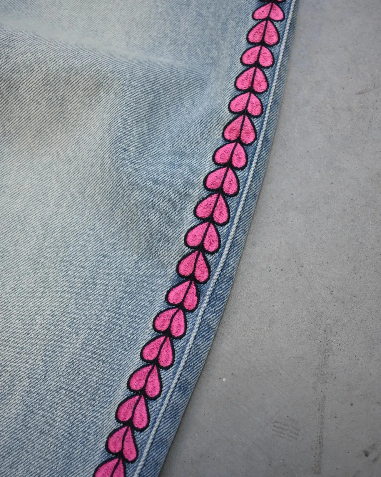 Y2K JoJo High-Waist Loose Jeans Pink Heart Side Embroidery Unisex Men and Women Loose Washed Jeans Street Style Wide-Leg Pants