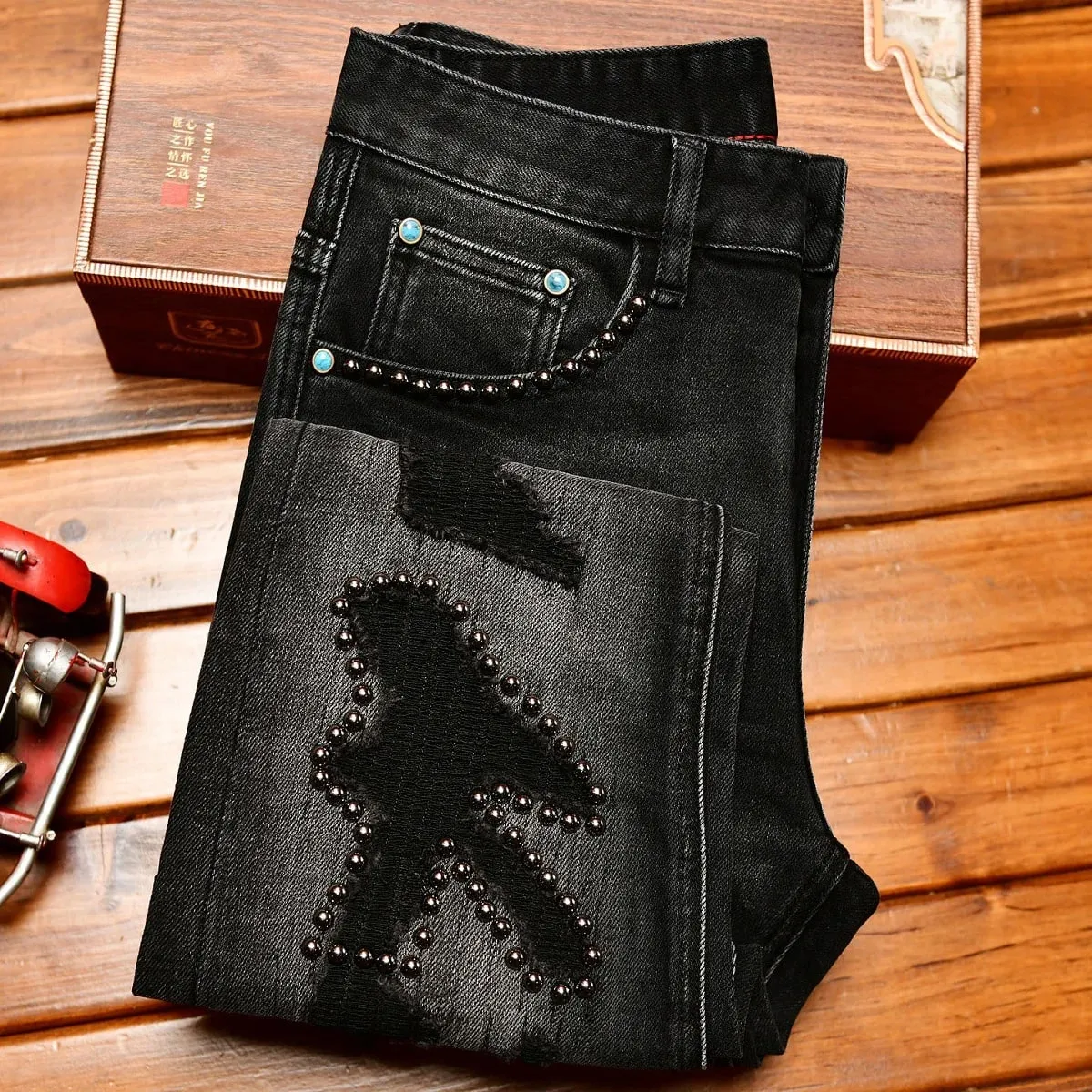 Jeans noirs pour hommes, Design de décoration en métal, tendance, déchiré, mode rétro nostalgique, pantalon Slim Fit