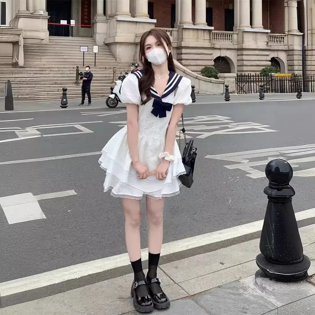Vestido corto con cuello de marinero blanco para mujer, vestido azul marino con lazo, manga de burbuja, volantes escalonados, estilo lindo e informal