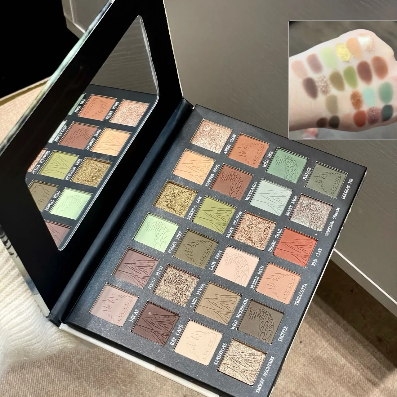 24 Colors Metallic Glitter Eyeshadow Matte Shimmer Eye Shadow Makeup Plate Earth Powder Punk Smoky Dark Green Eye Shadow Make Up