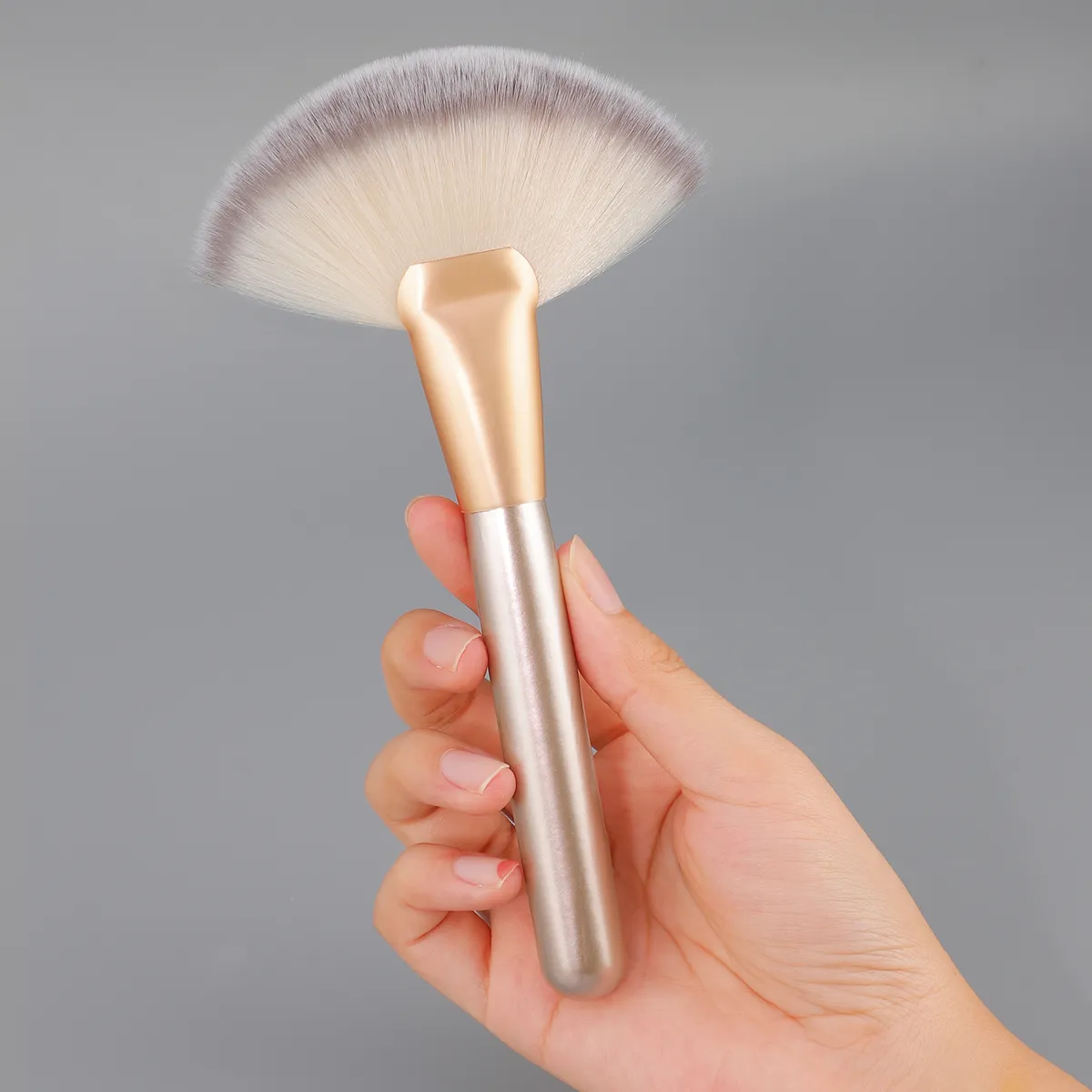 1pcs Large Fan Makeup Brushes Facial Powder Foundation Blusher Concealer Kabuki Brush Cosmetic Tools Pincel Maquiagem