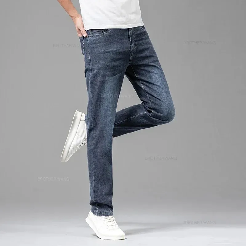 Sommarmärke Herr passform Rak lättvikts stretchjeans i bomull Business Casual Hög midja Tunna ljusgrå jeans herrbyxor