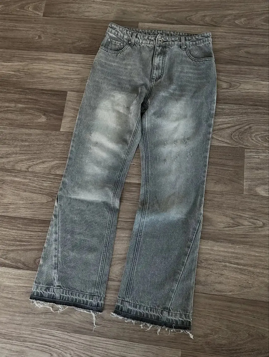 2026 Hot Sell Men Washed Grey Dollar Embroidery Vintage Style Straight Leg Denim Jeans with Frayed Hem Casual Streetwear Trendy