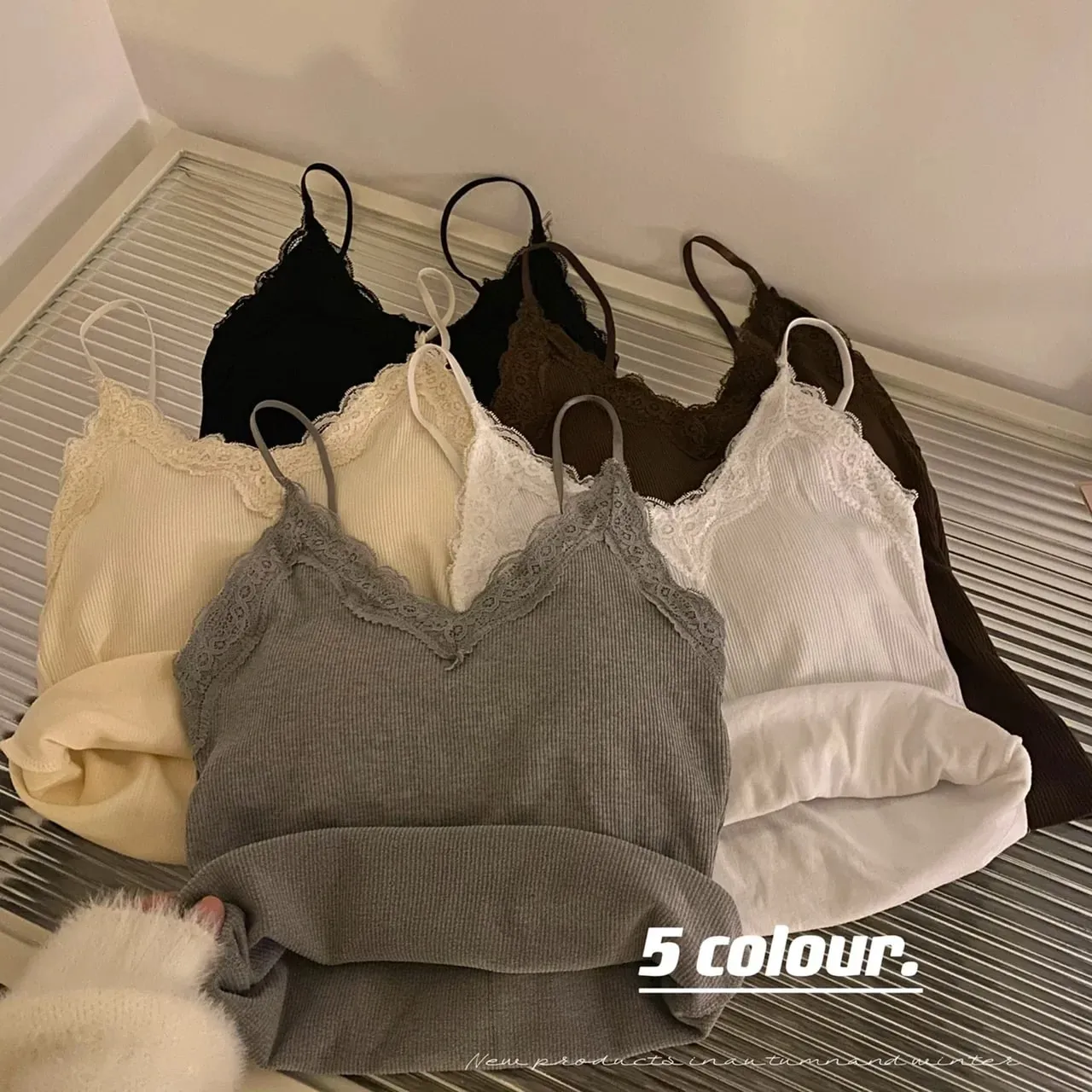 2026 verão fino elegante camis feminino camisola regata sexy sem mangas espartilho topo com almofada no peito doce rendas retalhos colheita topos