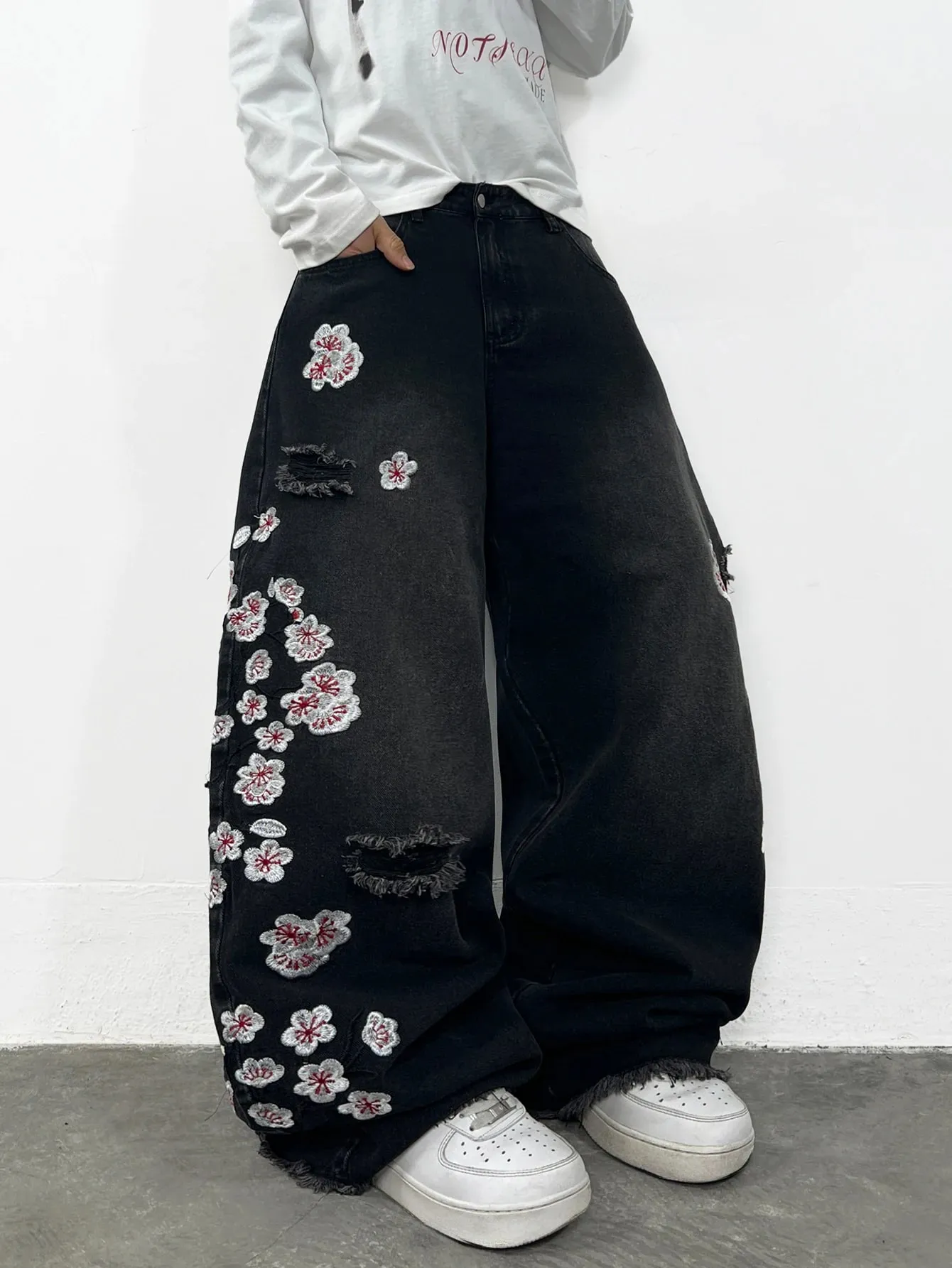 American Retro Floral Embroidery Ripped Design Black Men's Loose Jeans Washed Y2K Street Style Versatile Pants