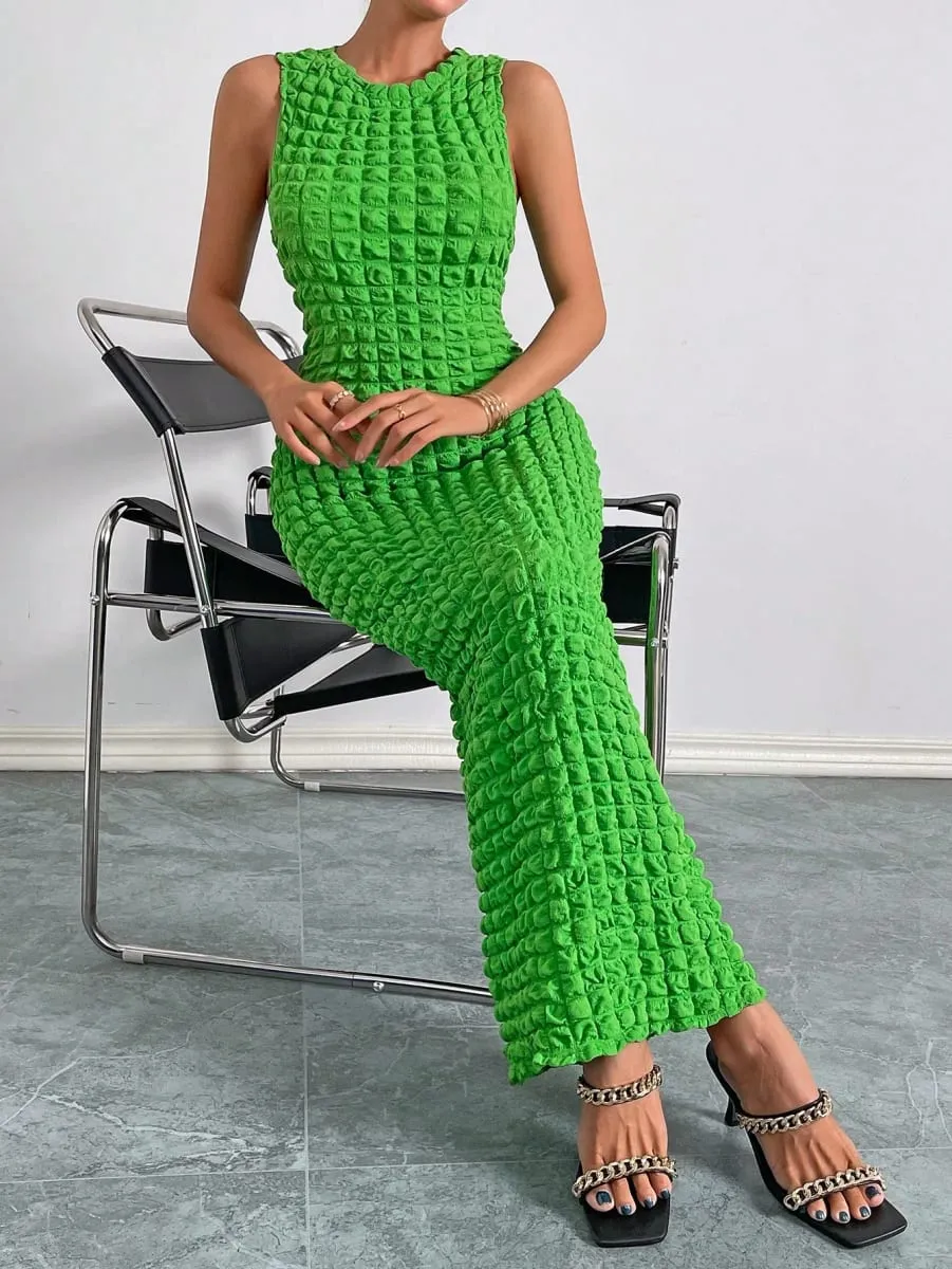 A casual and elegant lady's small round-neck fashionable sleeveless popcorn long dress for a date