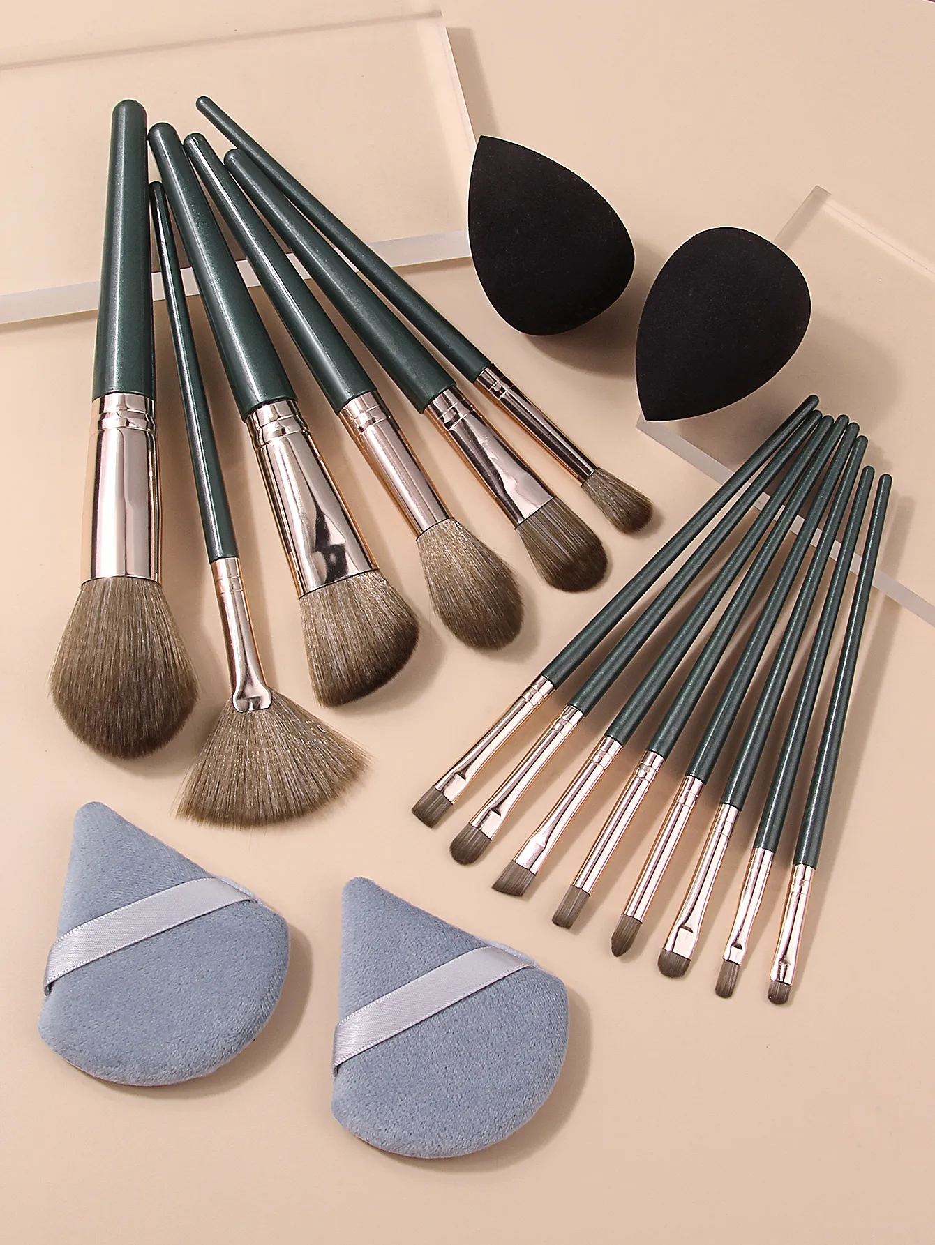 18Pcs Makeup Brush Set Soft Cosmetic Brushes for Powder Blush Eyeshadow Foundation with Beauty Sponge & Triangle Puff