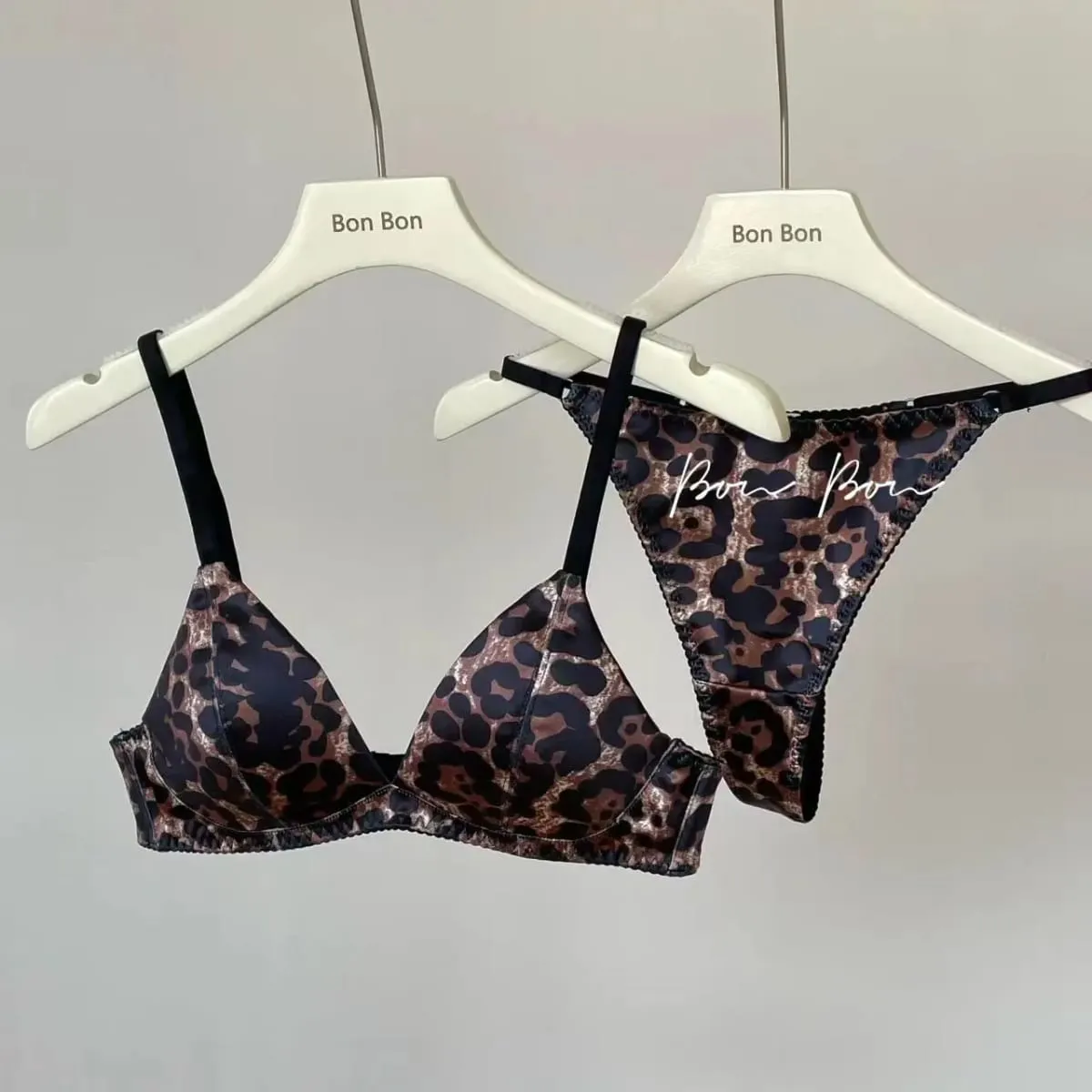 2026 New French Ultra Thin Women Lingerie Set Satin Lace Splicing Comfort Bras Leopard Print Temptation Bra Thong Sets Underwear