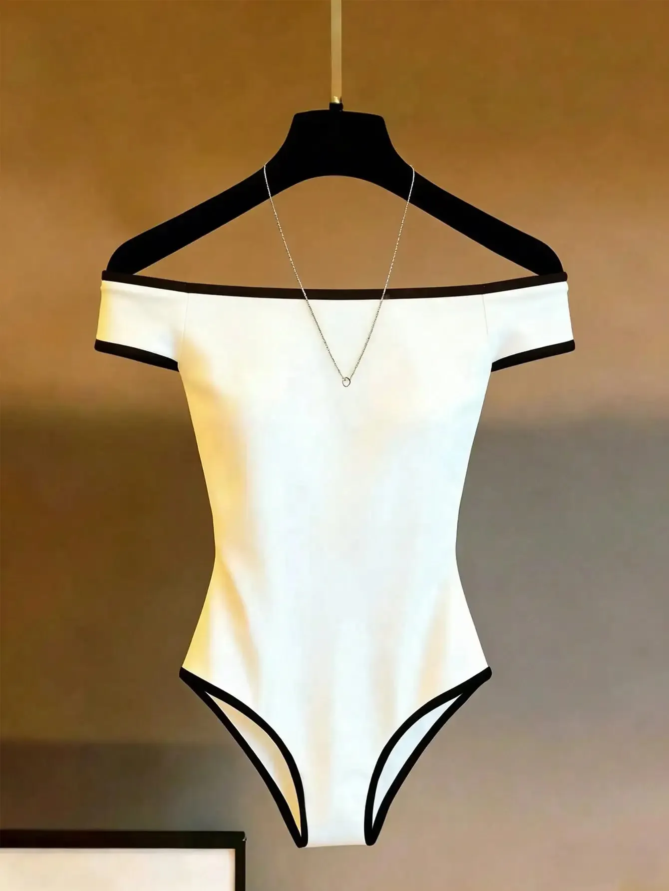Women's Fitted Off-Shoulder Cami Bodysuit All-Season Y2K One-Shoulder. Body-Hugging Elegant Versatile for Dates