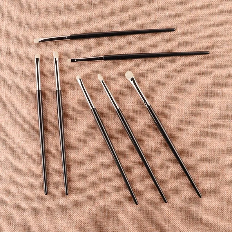1 Buah Kuas Makeup Eyeshadow Rambut Kuda Poni Putih Detail Lipatan Presisi Noda Kecil Kuas Rias Eye Shadow Bevel Liner Bibir