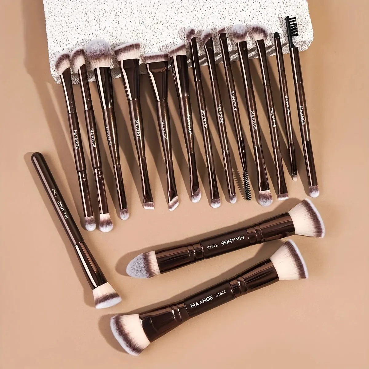 16pcs Face Brushes Set Foundation Blush Concealer Eye Shadow Brushes Multi-Purpose Brush Set Kabuki Brush Festival Gift — image 1