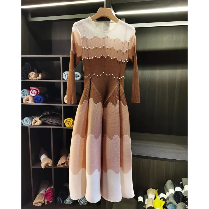 Designed Women's Pleated Dress O-neck Loose Fit High-end Fashion Color Block Beaded Long Sleeve Famale Clothing 2DB6598