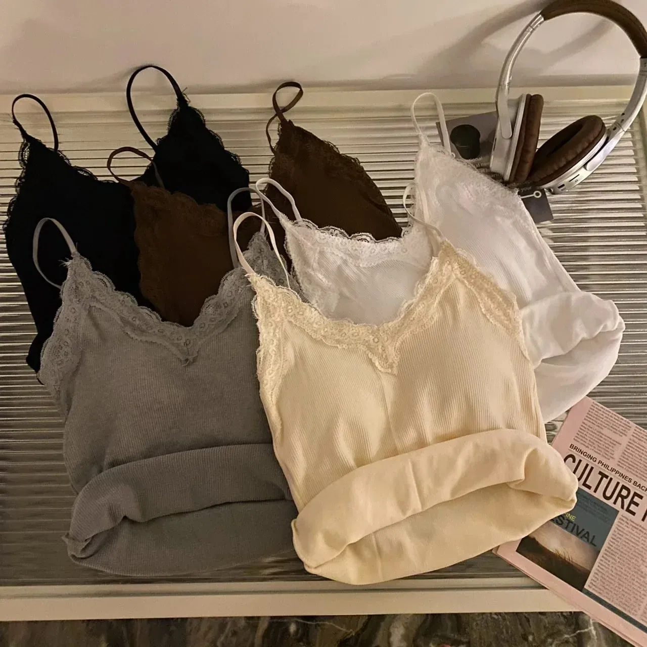 2026 verão fino elegante camis feminino camisola regata sexy sem mangas espartilho topo com almofada no peito doce rendas retalhos colheita topos