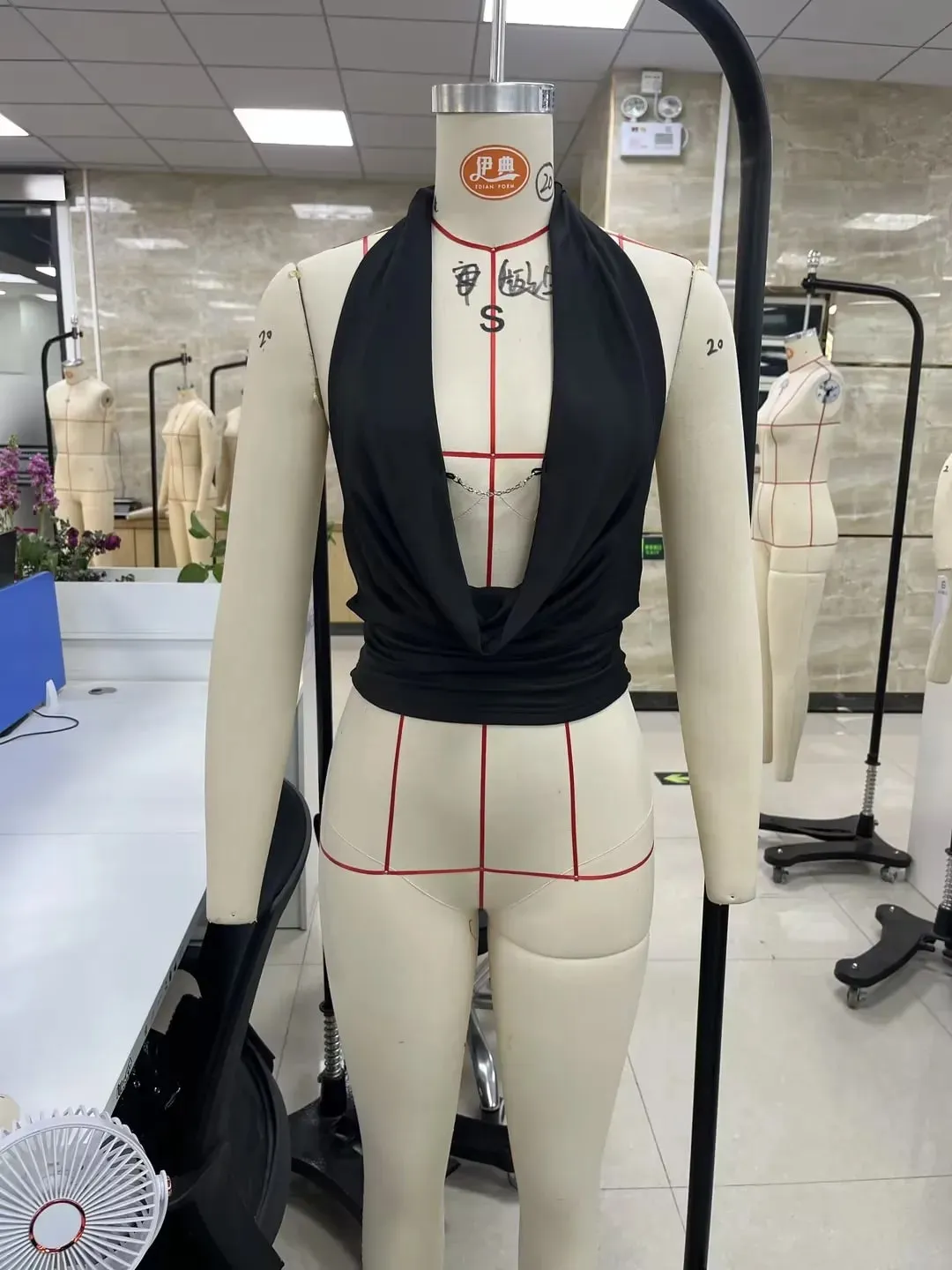 Women Sexy Y2K Clothes Halter Tank Tops Sexy Cowl Neck Sleeveless Backless Open Back Crop Top 90s Vintage Deep V Neck Cami Vests