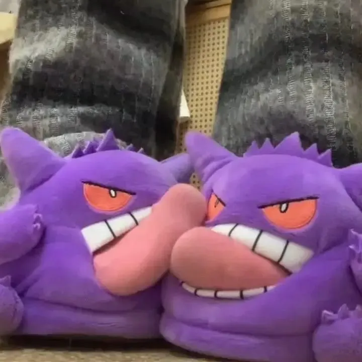 Novo gengar anime figura chinelos de pelúcia engraçado língua para fora design sola macia bonito aconchegante inverno quente interior casal casa chinelos brinquedo