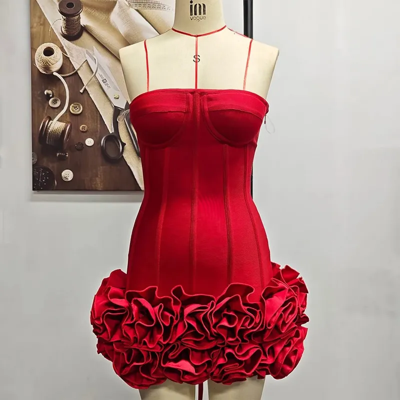 VC Weihnachtskleid, trägerlos, rückenfrei, rot, strukturiert, mit Blumen verziert, Minilänge, figurbetont, Promi-Party-Cocktailkleid