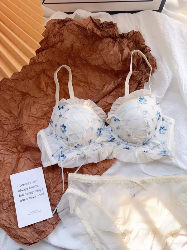Strappy lace lingerie girls without steel ring underwear st small breasts gathered sweet sexy bra briefs suit