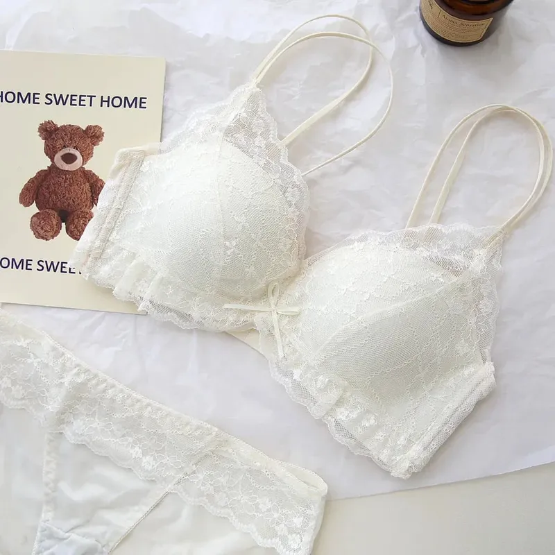 Dolce set di lingerie in pizzo trasparente con doppie spalline, reggiseno senza fili per sollevare e raccogliere il seno piccolo