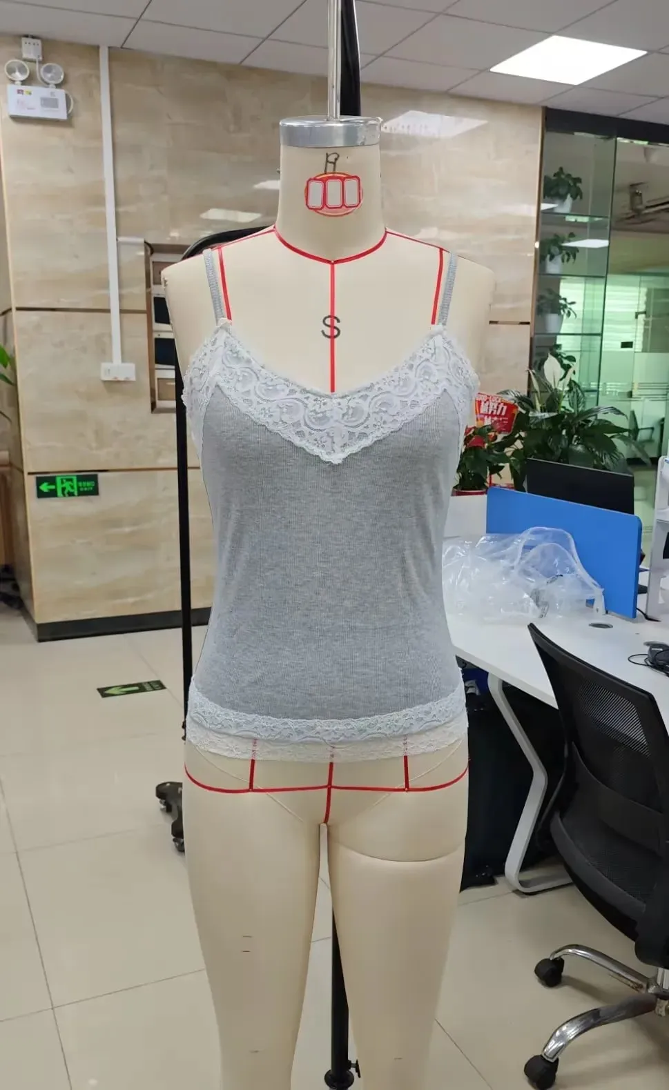 Lace Tank Top for Women V Neck Floral Lacy Trim Crop Cami Teen Girls Y2K Slim Fit Spaghetti Strap Going Out Tops