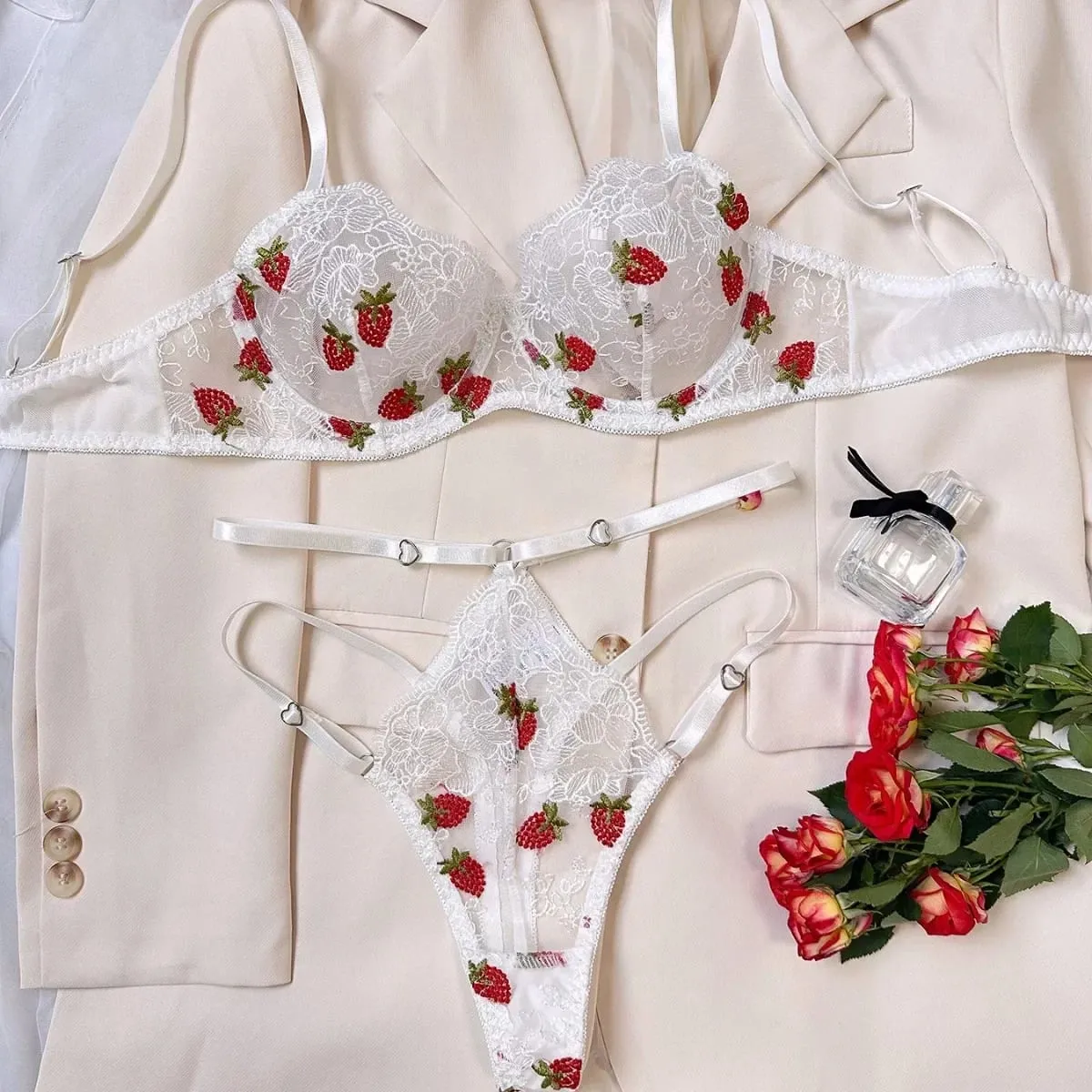 Ropa interior Sexy con perspectiva de bordado de fresa para mujer, ropa interior exótica transparente con anillos de acero, traje, sujetador, bragas