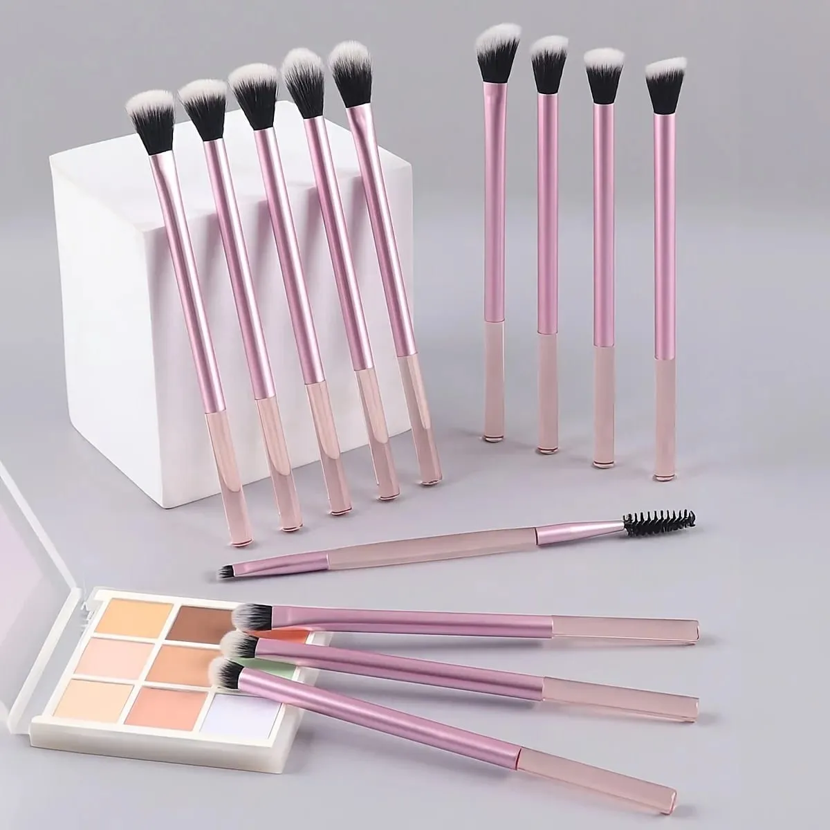 A Set of 13 Professional Makeup Brushes - Foundation Brush Eyeshadow Brush Eyebrow Brush Blending Brush Highlighter Brush C