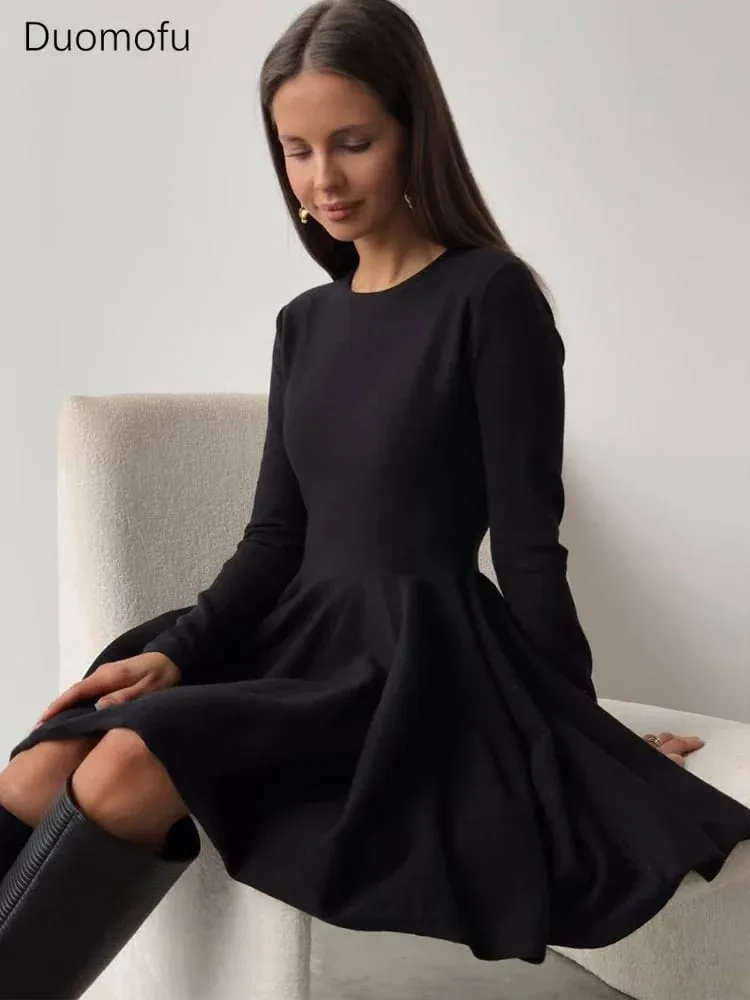Duomofu Mini vestidos de punto para mujer Otoño Invierno Vestido suéter de manga larga Mujer elegante moda Slim una línea Vestido plisado Vestido