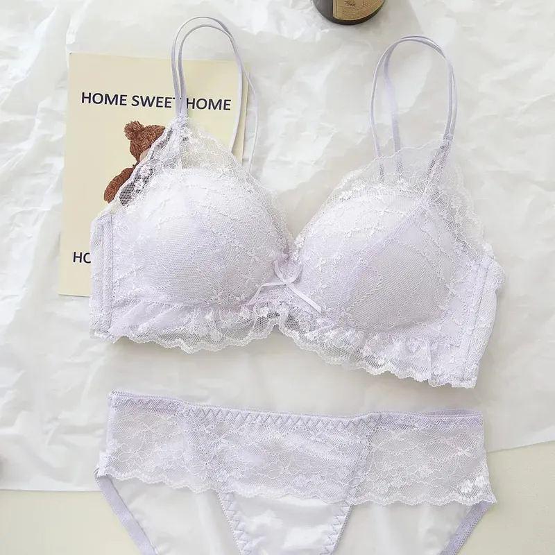 Dolce set di lingerie in pizzo trasparente con doppie spalline, reggiseno senza fili per sollevare e raccogliere il seno piccolo