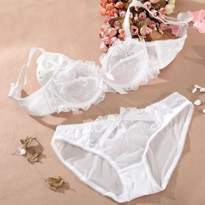 ผู้หญิง Bra และ Panty ภาษาฝรั่งเศสคำเย็บปักถักร้อยลูกไม้ Bralette ไร้สายสามเหลี่ยมถ้วย Bra Elegant บางสายรัดหน้าอกเล็กชุดชั้นใน