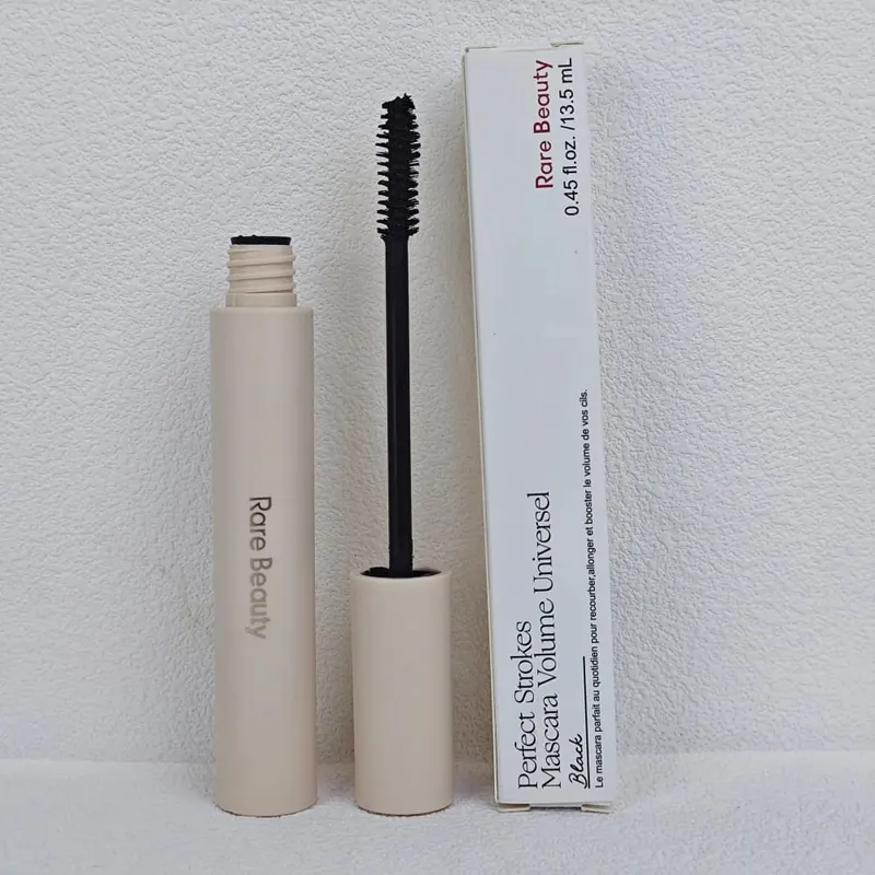 Rare Beauty Vysoce elastická řasenka Perfect Strokes Univerzální objemová řasenka Rare Beauty objemová ondulace a prodloužení