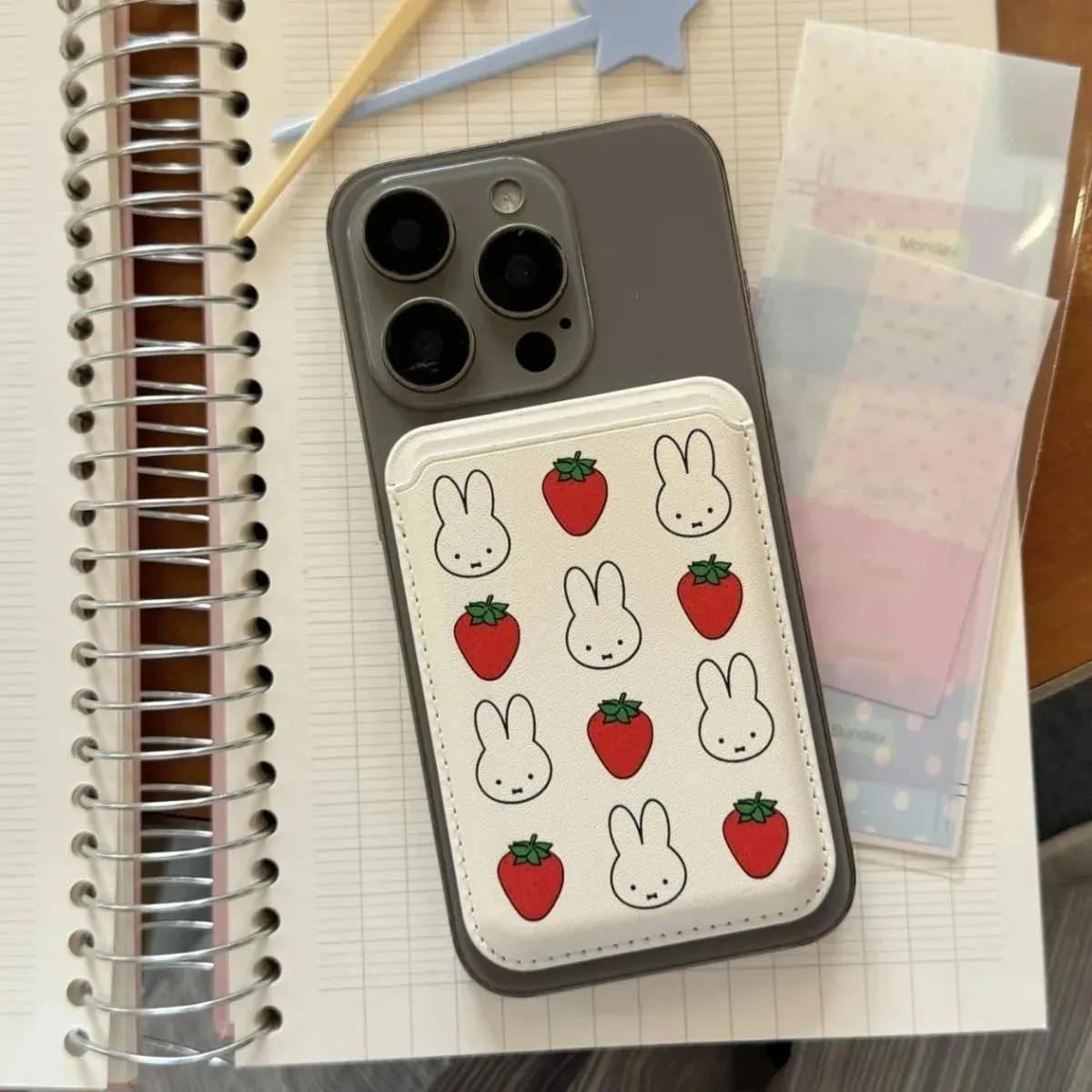 Kawaii Miffyกระต่ายแม่เหล็กกรณีน่ารักการ์ตูนสายสุนัข/Strawberry Miffyการ์ดเหมาะสำหรับ 16Promax 15Pro 14Plus