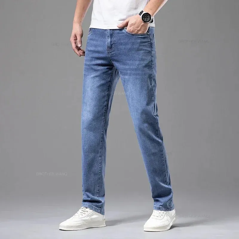 Sommarmärke Herr passform Rak lättvikts stretchjeans i bomull Business Casual Hög midja Tunna ljusgrå jeans herrbyxor