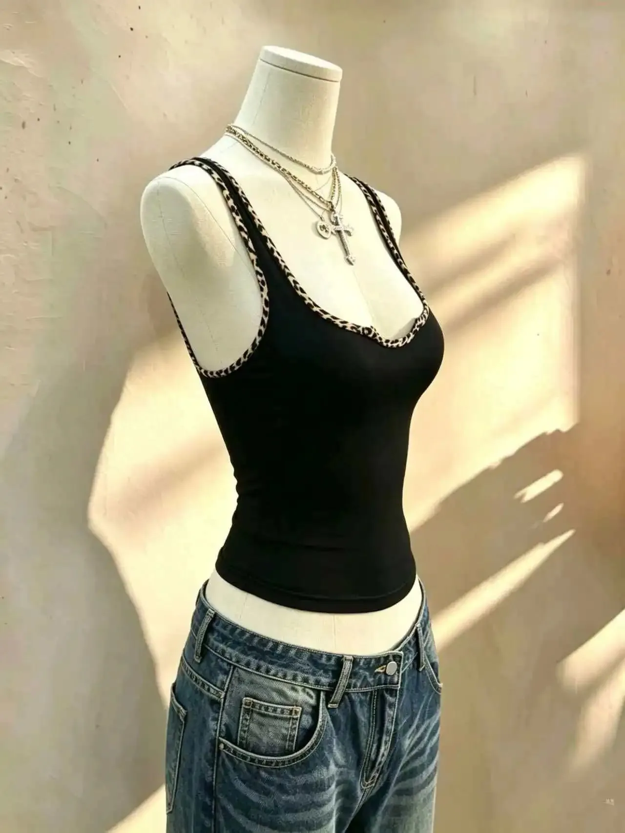 2 Pcs Women Leopard Print Trim U Neck Sleeveless Tank Top Solid Slim Fit Western Y2K Cami Vest Multi-color Wine Red Black