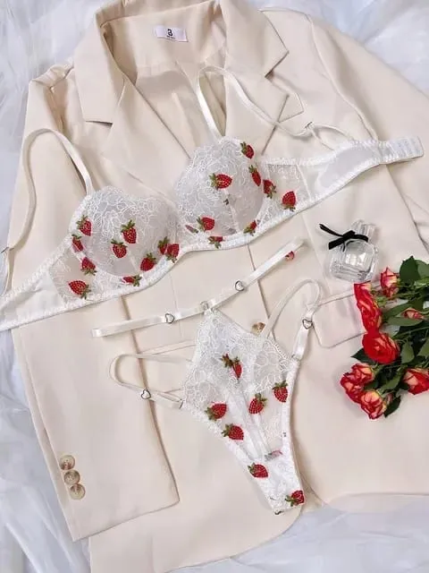 Ropa interior Sexy con perspectiva de bordado de fresa para mujer, ropa interior exótica transparente con anillos de acero, traje, sujetador, bragas