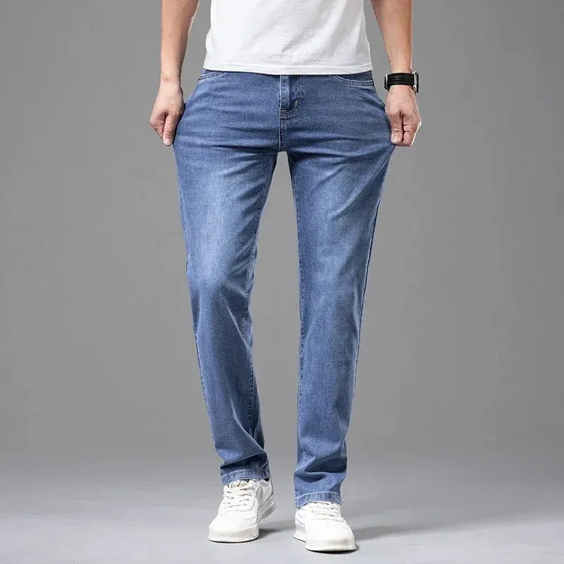 Sommarmärke Herr passform Rak lättvikts stretchjeans i bomull Business Casual Hög midja Tunna ljusgrå jeans herrbyxor