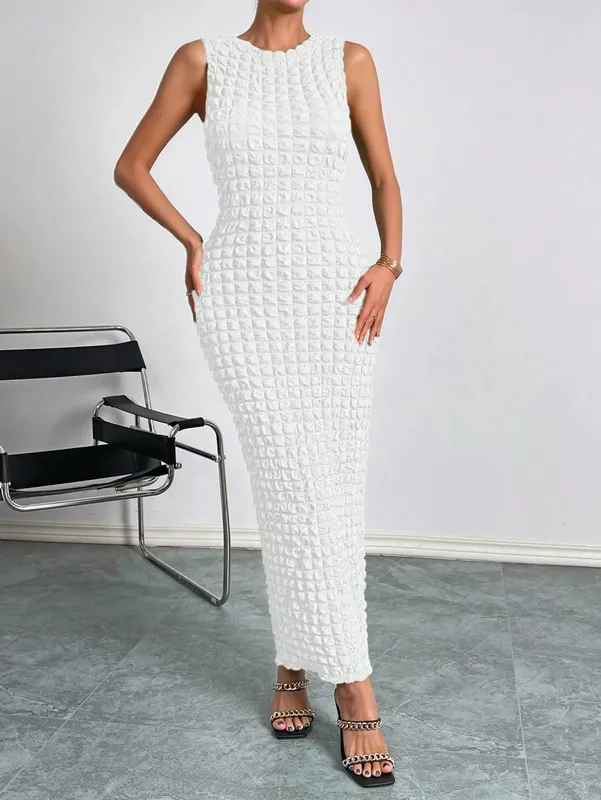 A casual and elegant lady's small round-neck fashionable sleeveless popcorn long dress for a date