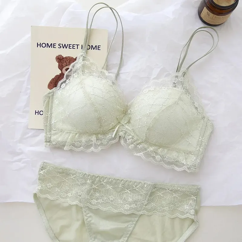 Dolce set di lingerie in pizzo trasparente con doppie spalline, reggiseno senza fili per sollevare e raccogliere il seno piccolo