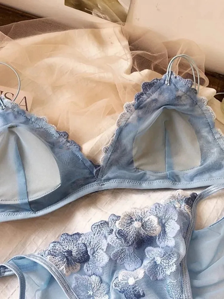French Niche Design Lingerie Embroidered Mesh Non Wired Triangle Cup Retro Lace Bralette Thin Comfortable Bra UK Tushy MOYISU